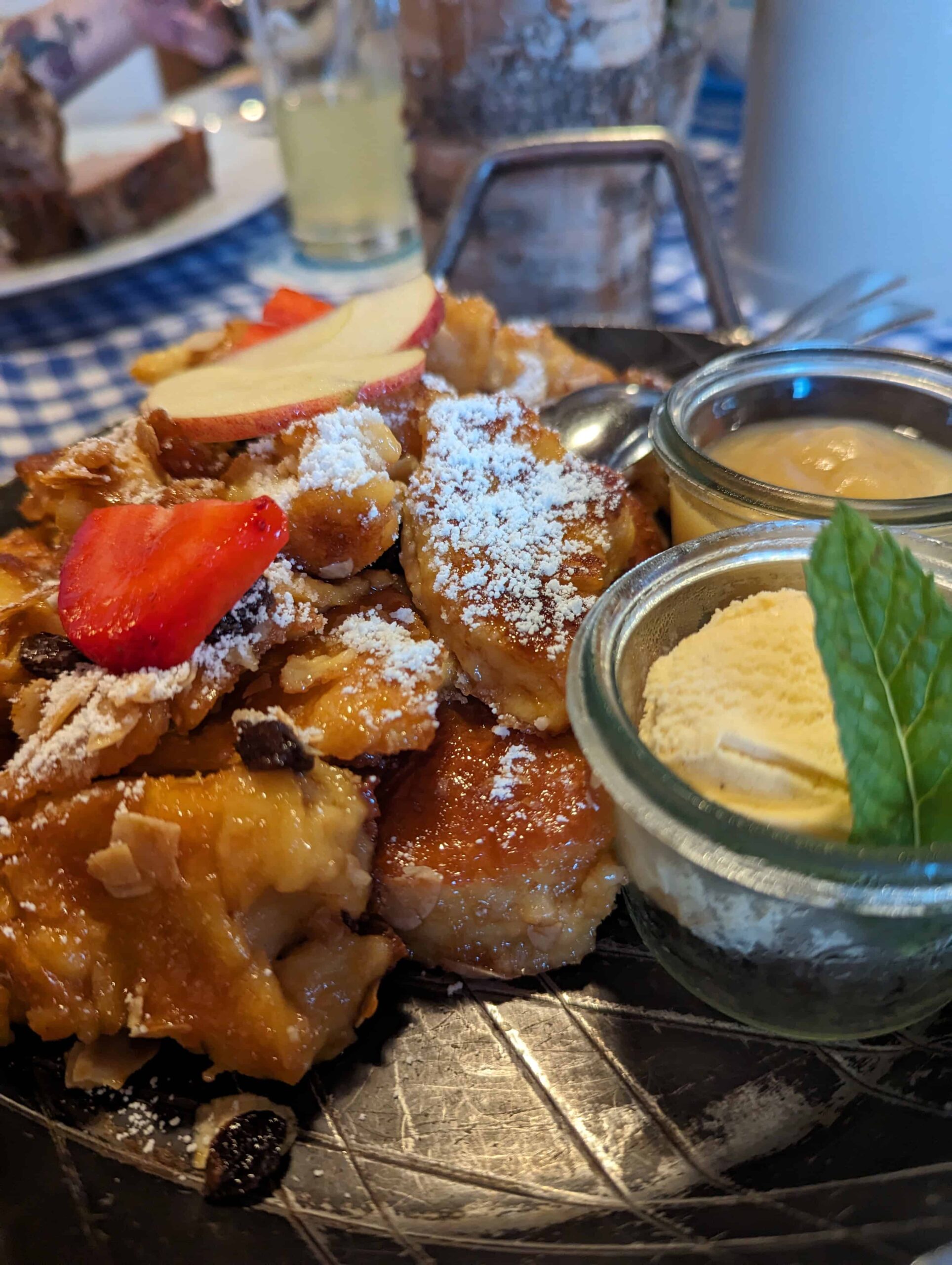 Kaiserschmarrn mit Puderzucker – traditionelles bayerisches Rezept