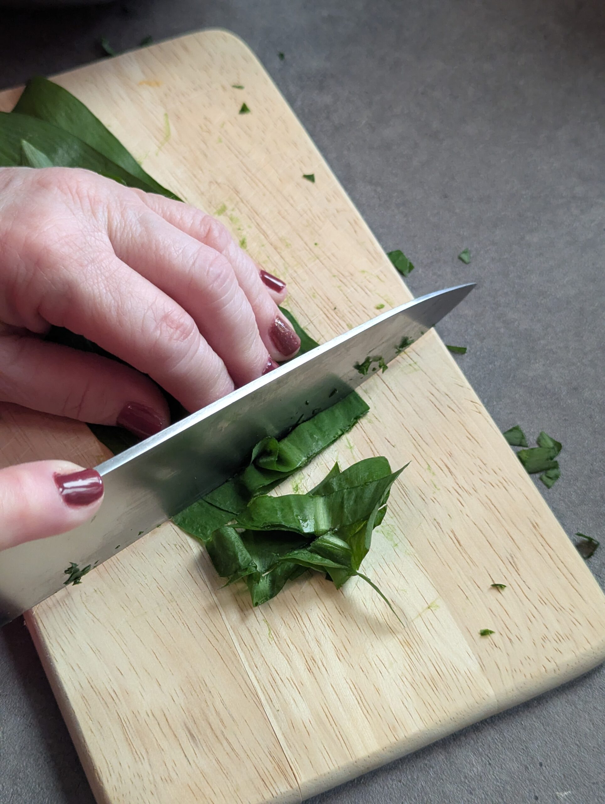 Bärlauch fein gehackt auf einem Holzbrett