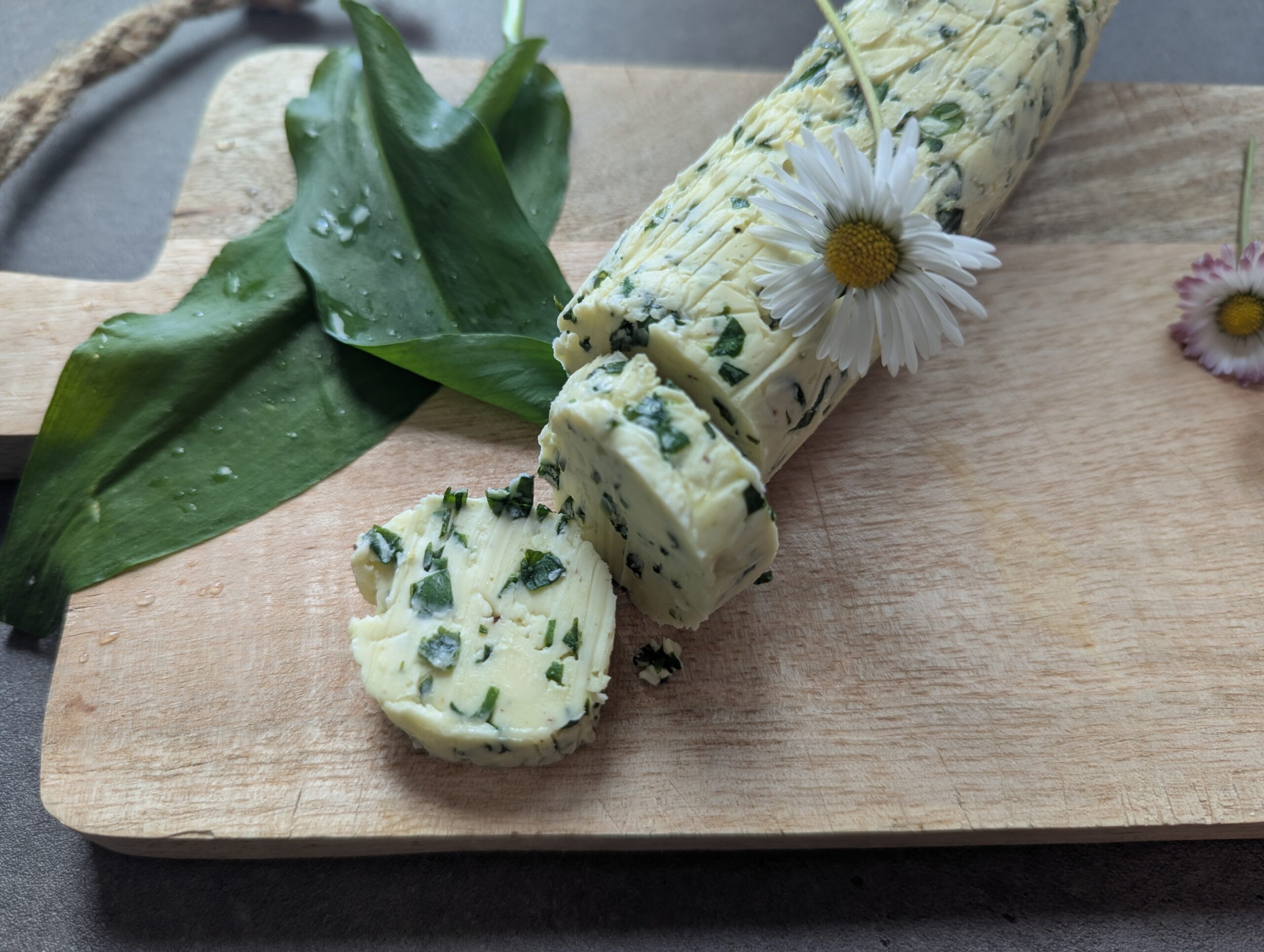 Frischer Bärlauch mit selbstgemachter Bärlauchbutter und Gänseblümchen